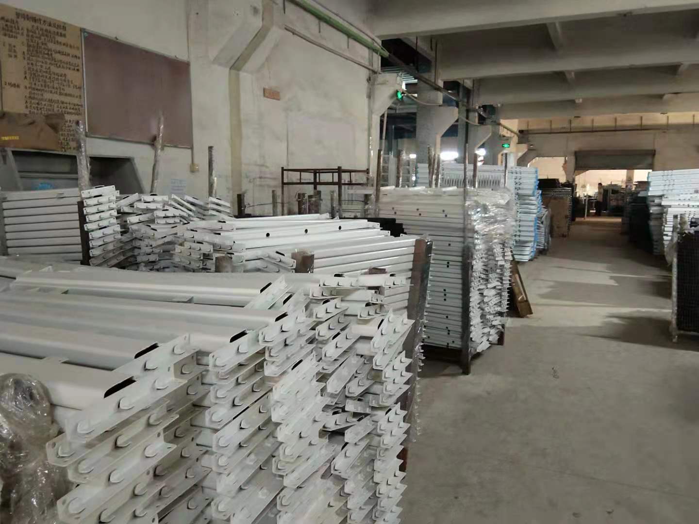 鐵架床是用鐵床板好還是木床板好？