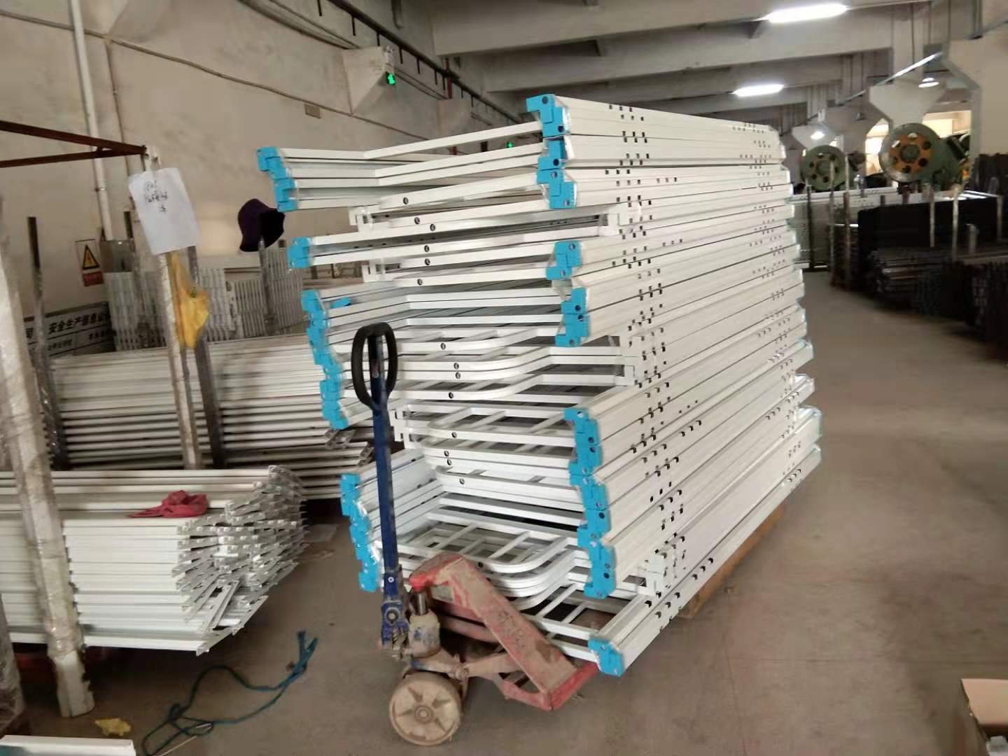 署假之際，我們正在做學校宿舍雙層鐵床！