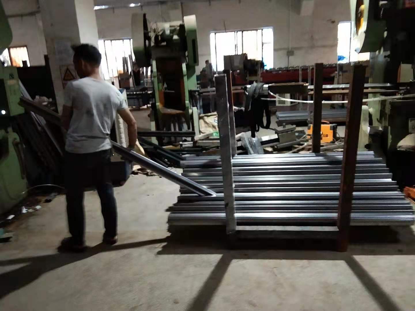 上下鋪鐵床用什么材料做的好？